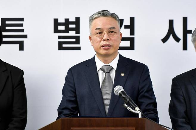 3특검(내란·김건희·채상병)에서 규명되지 않은 의혹을 수사하고 있는 권창영 2차 종합특별검사가 2월 25일 경기 과천시에 마련된 특검 사무실에서 브리핑하고 있다. 임지훈 인턴기자