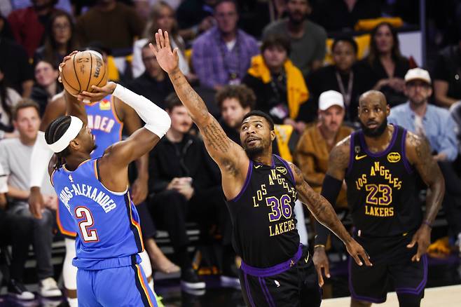 <yonhap photo-3591=""> epa12948781 Oklahoma City Thunder guard Shai Gilgeous-Alexander (L) shoots a shot over Los Angeles Lakers guard Marcus Smart (C) during the first half of the NBA Playoffs western conference semifinals game four between the Los Angeles Lakers and Oklahoma City Thunder at CryptoCom Arena in Los Angeles, California, USA, 11 May 2026. EPA/CHRIS TORRES SHUTTERSTOCK OUT/2026-05-12 13:35:16/ <저작권자 ⓒ 1980~2026 ㈜연합뉴스. 무단 전재 재배포 금지, AI 학습 및 활용 금지></yonhap>