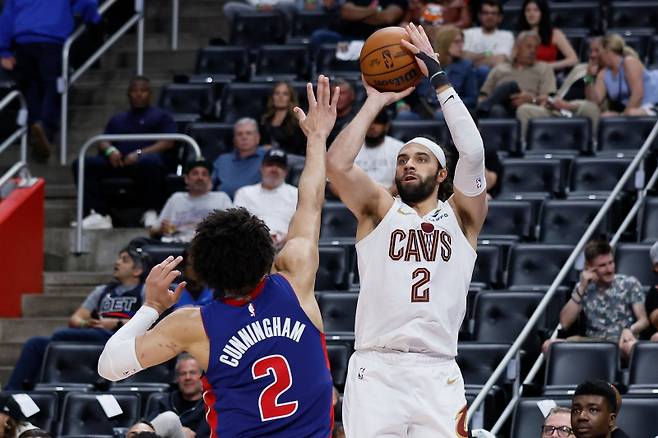 <yonhap photo-7515=""> Cleveland Cavaliers guard Max Strus (2) takes a shot against Detroit Pistons guard Cade Cunningham (2) during the second half of Game 7 in a second-round NBA basketball playoffs series, Sunday, May 17, 2026, in Detroit. (AP Photo/Duane Burleson)/2026-05-18 13:02:12/ <저작권자 ⓒ 1980~2026 ㈜연합뉴스. 무단 전재 재배포 금지, AI 학습 및 활용 금지></yonhap>