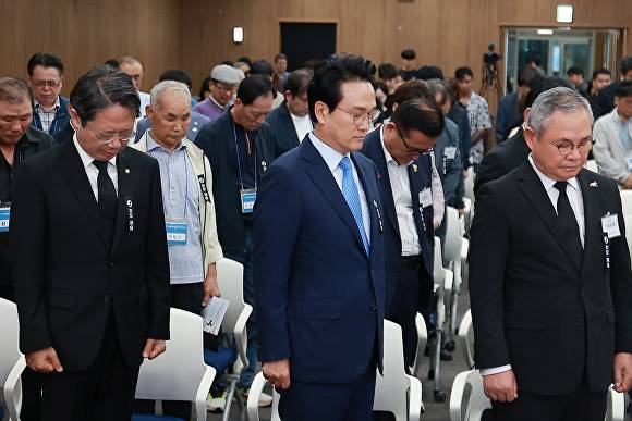 안민석 경기도교육감 민주진보 단일후보가 18일 제46주년 5.18 민주화운동 경기도 기념 행사에 참석해 묵념을 하고 있다. [사진=안심캠프]
