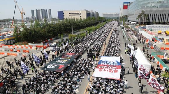 지난달 23일 삼성전자 평택캠퍼스 앞에서 열린 투쟁 결의대회 [사진=연합뉴스]