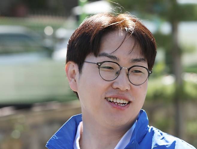 6·3 국회의원 보궐선거 부산 북구갑 하정우 더불어민주당 후보가 지난 6일 오전 부산 북구선거관리위원회에서 예비후보 등록을 마친 뒤 취재진의 질문에 답하고 있다. 뉴스1
