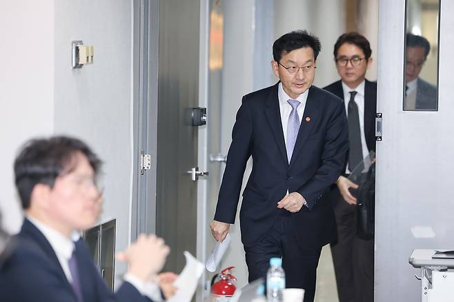 국무총리 산하 검찰개혁추진단장인 윤창렬 국무조정실장이 지난 3월 '보완수사와 보완수사요구 토론회'에 참석하고 있다. 연합뉴스