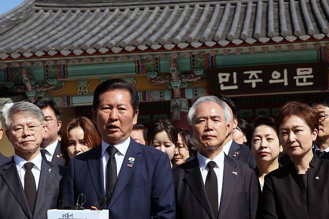정청래 더불어민주당 대표가 18일 광주 북구 국립 5·18민주묘지를 참배를 마친 뒤 취재진 앞에서 발언하고 있다.뉴스1