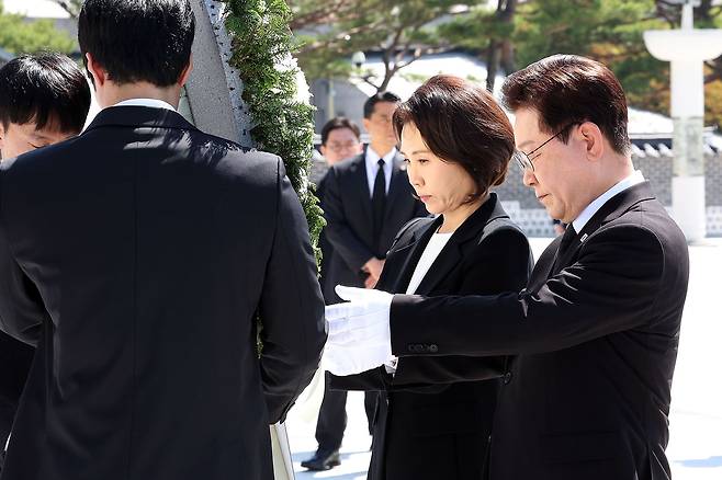 이재명 대통령과 김혜경 여사가 18일 광주 북구 5·18 민주묘지 추모탑에 헌화하고 있다. 청와대사진기자단