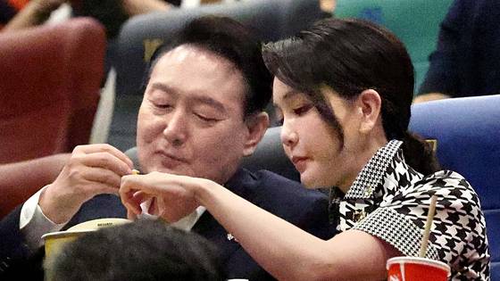 윤석열 대통령과 김건희 여사가 2022년 6월 12일 영화 '브로커'를 관람하기 전 팝콘을 먹으며 단란한 시간을 보내고 있다. 사진 대통령실