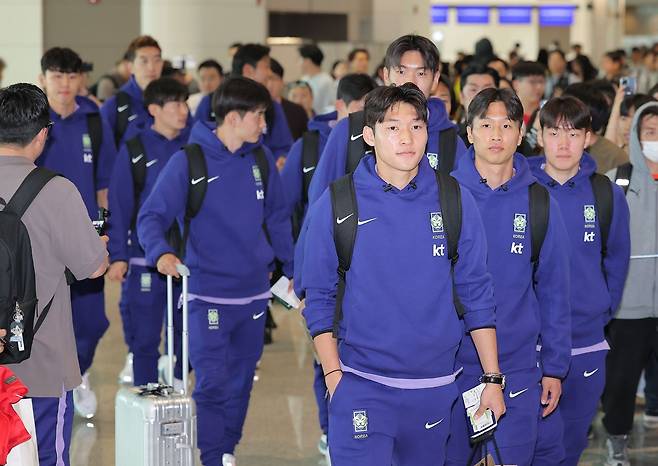 2026 북중미 월드컵에 출전하는 축구 국가대표팀 선수들이 18일 사전 훈련 캠프가 차려지는 미국 유타주 솔트레이크시티로 출국하기 위해 인천국제공항 제2여객터미널에서 이동하고 있다. 연합뉴스