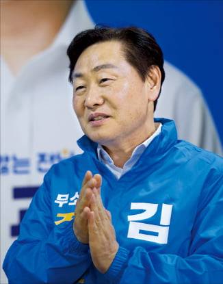 김관영 전북지사 후보(무소속)가 지난 13일 전주 효자동 선거사무소에서 비전을 소개하고 있다.