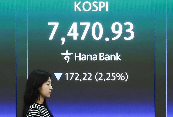 코스피가 장 초반 7500선 아래로 밀린 13일 서울 중구 하나은행 딜링룸 전광판에 코스피와 코스닥 지수, 원·달러 환율이 표시돼 있다. 이날 코스피는 전 거래일 대비 129.50포인트 하락한 7513.65로 출발했다. 2026.5.13/ 사진=뉴스1