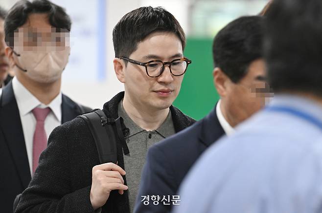 이원모 전 대통령실 인사비서관이 지난달 10일 서울 서초구 서울중앙지법에서 열린 자신의 헌법재판관 미임명 혐의 등 재판에 출석하고 있다. 사진공동취재단