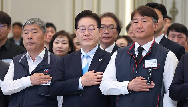 이 대통령이 지난 1일 청와대에서 열린 노동절 기념식에서 국민의례를 하고 있다. 연합뉴스