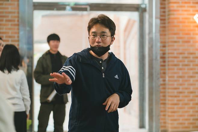 Director Yoo In-sik on the set of ″The WONDERfools″ [NETFLIX]