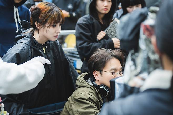 Director Yoo In-sik, right, and actor Park Eun-bin, left, on the set of ″The WONDERfools″ [NETFLIX]