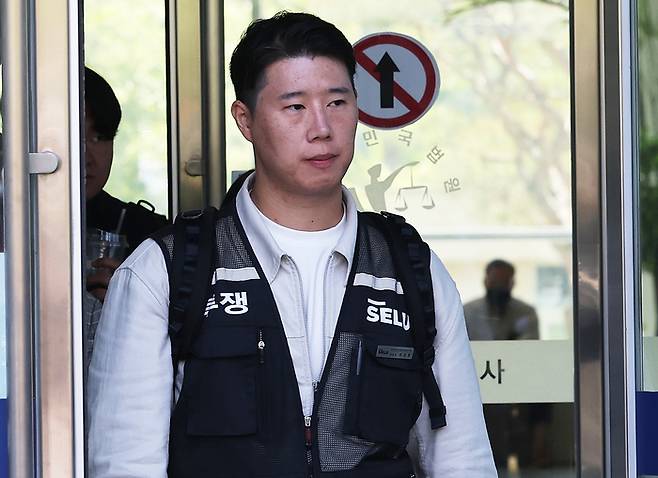 최승호 초기업노조 삼성전자지부 위원장이 지난 13일 경기도 수원시 영통구 수원지방법원에서 열린 삼성전자가 노조를 상대로 제기한 위법 쟁의행위 금지 가처분 신청 심문을 마치고 나오고 있다. [연합뉴스[