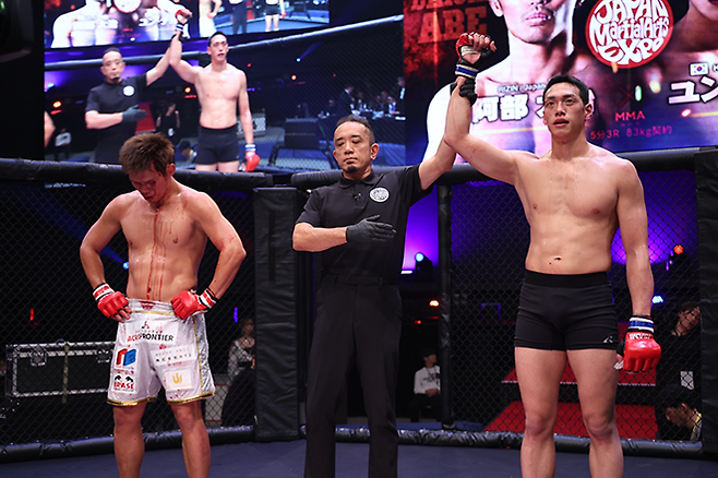 윤태영이 2024년 10월 일본 무술 엑스포 오프닝 종합격투기 경기 승리 선언을 받고 있다. UFC 등 빅리그 11전 경력의 아베 다이치는 눈 위 상처가 심해 TKO패를 당했다. 사진=스탠다드앤드프로그레스 스포츠에이전시 제공