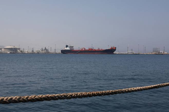 지난 6일(현지시간) 한 유조선이 아랍에미리트(UAE) 호르무즈 해협 인근 푸자이라 항에 정박 중인 모습./로이터=뉴스1