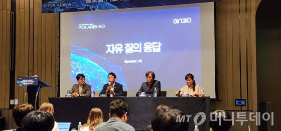 정재준 대표(오른쪽 두번째)를 비롯한 아리바이오 임원진들이 18일 서울 여의도에서 열린 간담회를 통해 AR100 관련 성과와 계획에 대해 설명하고 있다. /사진=정기종 기자
