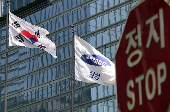 삼성전자 노사의 중앙노동위원회(중노위) 2차 사후조정 회의가 하루 앞으로 다가온 17일 김민석 국무총리는 대국민 담화를 통해 “교섭은 파업을 막을 수 있는 사실상 마지막 기회”라며 “정부는 긴급조정을 포함한 가능한 모든 대응 수단을 강구하겠다”고 밝혔다./사진=뉴스1
