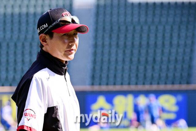 14일 서울 잠실야구장에서 진행되는 '2026 신한 SOL BANK KBO리그' 삼성-LG의 경기. 경기 전 LG 염경엽 감독이 선수들의 훈련을 지켜보고 있다./마이데일리