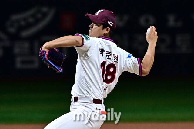 3일 서울 고척스카이돔에서 열린 '2026 신한 SOL BANK KBO리그' 키움 히어로즈와 두산 베어스 경기. 키움 선발 박준현이 힘차게 투구하고 있다./마이데일리