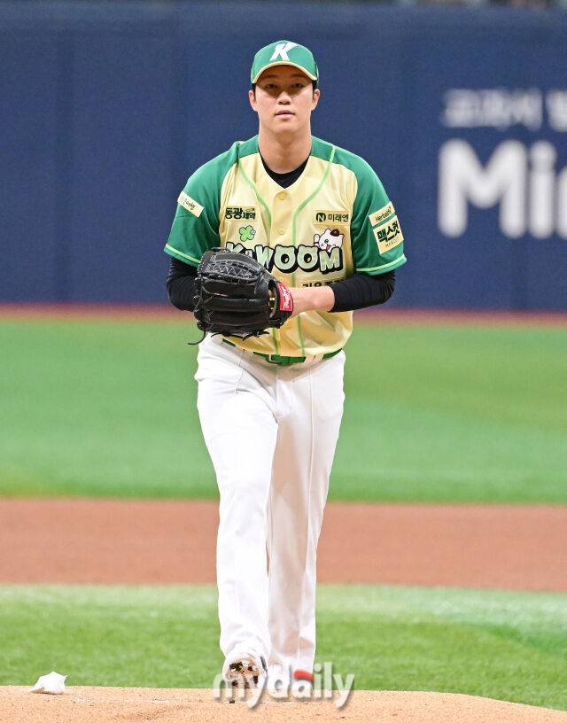 2026년 4월 12일 오후 서울 고척스카이돔에서 열린 '2026 신한 SOL KBO리그' 롯데 자이언츠와 키움 히어로즈의 경기. 키움 선발투수 안우진이 1회초 마운드에 오르고 있다./마이데일리