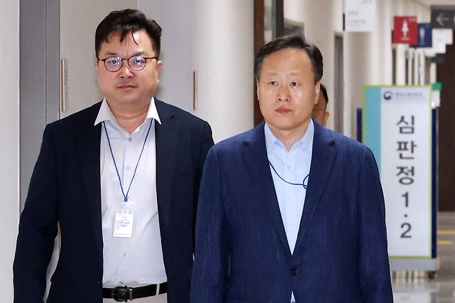 삼성전자 사측 대표교섭위원인 여명구(오른쪽) DS부문 피플팀장과 김형로 부사장이 18일 정부세종청사 중앙노동위원회에서 열리는 2차 사후조정 회의에 참석하고 있다. 총파업 예고일을 사흘 앞두고 이번 2차 사후조정은 마지막 교섭이 될 전망이다. [연합]