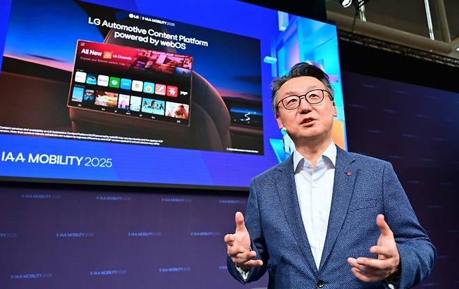 은석현 LG전자 VS사업본부장이 지난해 9월 독일 뮌헨에서 열린 국제 모터쇼 ‘IAA 모빌리티 2025’에서 ‘차량 내 경험의 재정의’를 주제로 발표하고 있다. [LG전자 제공]