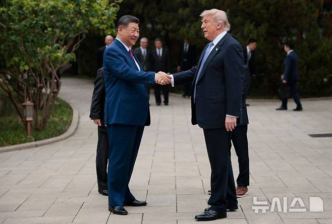 [베이징=AP/뉴시스] 도널드 트럼프 미국 대통령과 시진핑 중국 국가주석이 정상회담에서 한반도 비핵화를 양국 공동 목표로 꼽았다고 트럼프 행정부 무역 분야 수장이 밝혔다.  2026.05.18.