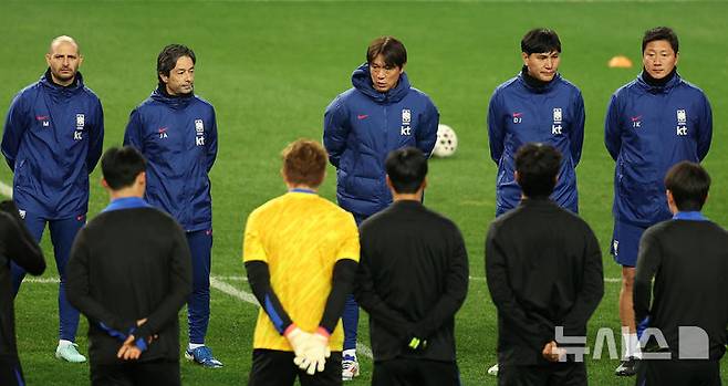 [대전=뉴시스] 김선웅 기자 = 볼리비아와 평가전을 앞둔 대한민국 축구대표팀 홍명보 감독과 선수들이 13일 대전 월드컵경기장에서 공식 훈련 시작 전 미팅을 하고 있다. 2025.11.13. mangusta@newsis.com