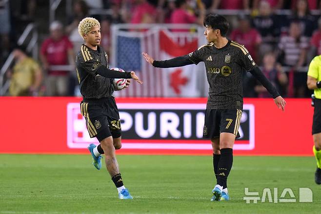 [세인트루이스=AP/뉴시스] LA FC의 손흥민(오른쪽)이 13일(현지 시간) 미 미주리주 세인트루이스 에너자이저 파크에서 열린 2026 MLS 13라운드 세인트루이스 시티 SC와 경기 후반 28분 만회 골을 넣은 다비드 마르티네스를 축하하고 있다. 손흥민은 풀타임을 소화했으나 공격 포인트를 올리지 못했고, LA FC는 1-2로 패했다. 2026.05.14.