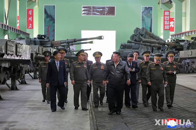 [평양=신화/뉴시스] 조선중앙통신(KCNA)이 8일 제공한 사진에 김정은 북한 노동당 국무위원장 겸 총비서가 지난 6일 주요 군수공업기업소를 방문해 신형 155㎜ 자행 평곡사포 생산 현황을 현지 지도하고 있다. 2026.05.18.