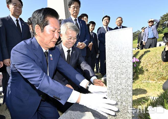 [광주=뉴시스] 박기웅 기자 = 정청래 더불어민주당 대표가 5·18민주화운동 46주기인 18일 오전 광주 북구 운정동 국립5·18민주묘지를 찾아 민형배 전남광주특별시장 후보와 함께 윤상원 열사 묘 앞에서 참배하고 있다. 2026.05.18. pboxer@newsis.com