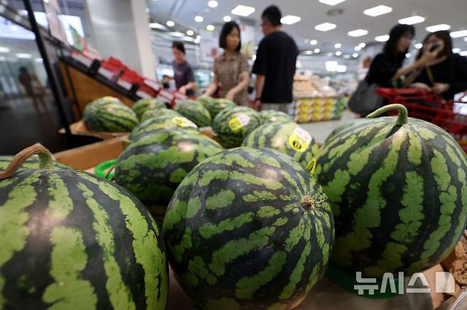 [서울=뉴시스] 김진아 기자 = 서울의 한 대형마트에 수박이 진열되어 있다. 2025.08.10. bluesoda@newsis.com