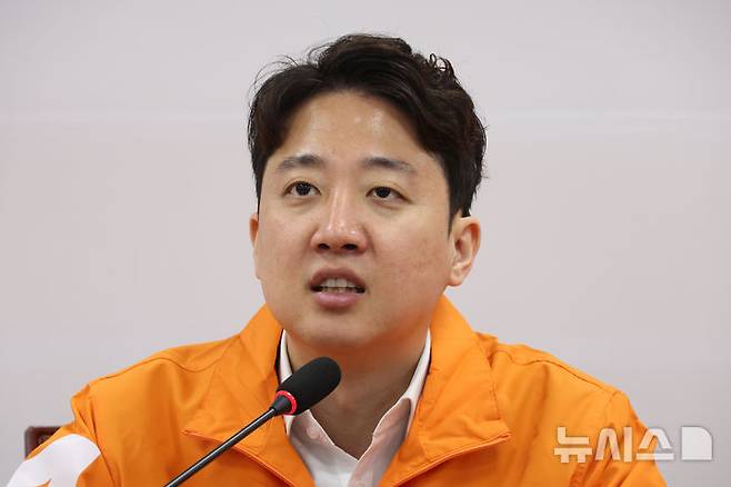 [서울=뉴시스] 고승민 기자 = 이준석 개혁신당 대표가 11일 서울 여의도 국회에서 열린 6.3 지방선거 중앙선거대책위원회에서 발언하고 있다. 2026.05.11. kkssmm99@newsis.com