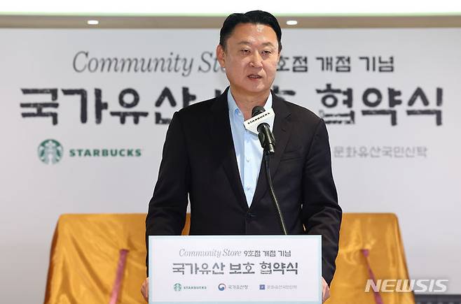[서울=뉴시스] 김근수 기자 = 손정현 스타벅스 코리아 대표이사가 11일 오전 서울 중구 스타벅스 아카데미에서 열린 '스타벅스 커뮤니티 스토어 9호점 개점 개념 국가유산 보호 협약식'에서 축사를 하고 있다. 2024.07.11. ks@newsis.com