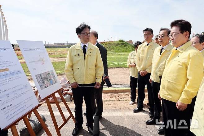 [무안=뉴시스] 고범준 기자 = 이재명 대통령이 18일 전남 무안공항 12.29 여객기 참사 유해 수습 현장을 시찰하고 있다. 2026.05.18. bjko@newsis.com