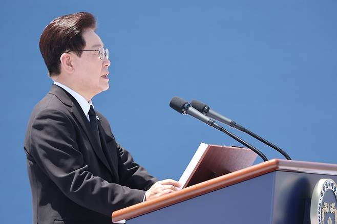 이재명 대통령, 5·18 기념사 이재명 대통령, 5·18 기념사     (광주=연합뉴스) 김도훈 기자 = 이재명 대통령이 18일 광주 5·18 민주광장에서 열린 제46주년 5·18 민주화운동 기념식에서 기념사를 하고 있다. 2026.5.18 [청와대통신사진기자단]     superdoo82@yna.co.kr (끝)   <저작권자(c) 연합뉴스, 무단 전재-재배포, AI 학습 및 활용 금지>