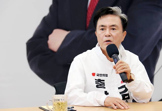 기자간담회 하는 김태흠 국민의힘 충남지사 후보 [촬영 이은파 기자]