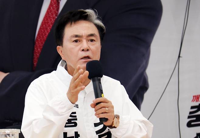 기자간담회 하는 김태흠 국민의힘 충남지사 후보 [촬영 이은파 기자]