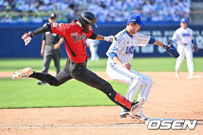 [OSEN=대구, 이석우 기자] 17일 대구삼성라이온즈파크에서 2026 신한 SOL KBO 리그 삼성 라이온즈와 KIA 타이거즈의 경기가 열렸다. 홈팀 삼성은 최원태가, 방문팀 KIA는 김태형이 선발 출전했다. KIA 타이거즈 박재현이 7회초 1사 2루 1루수 왼쪽 내야 안타를 치고 세이프되고 있다. 2026.05.17 / foto0307@osen.co.kr