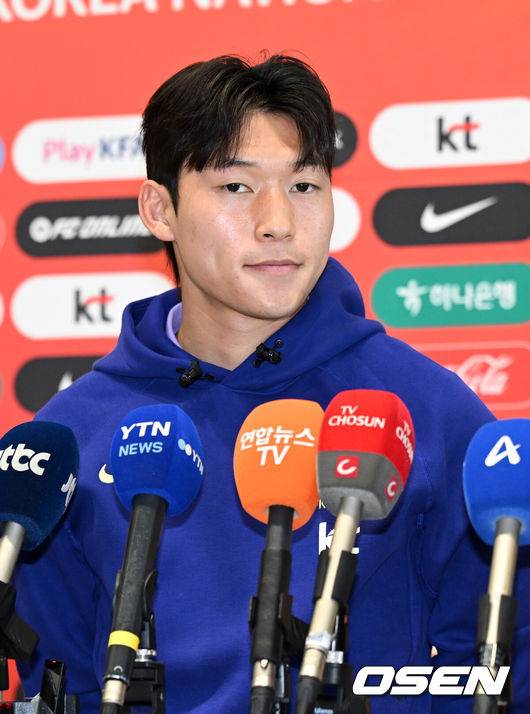 [OSEN=인천공항, 이대선 기자] 홍명보 감독이 이끄는 한국 축구 대표팀이 18일 오후 인천국제공항을 통해 사전 훈련 캠프가 차려지는 미국 유타주 솔트레이크시티로 출국했다.대표팀은 미국 솔트레이크시티에서 사전 캠프를 진행한 이후 6월 5일 과달라하라 베이스캠프로 이동해 본격적인 월드컵 준비에 돌입한다.배준호가 인터뷰를 하고 있다. 2026.05.18 /sunday@osen.co.kr