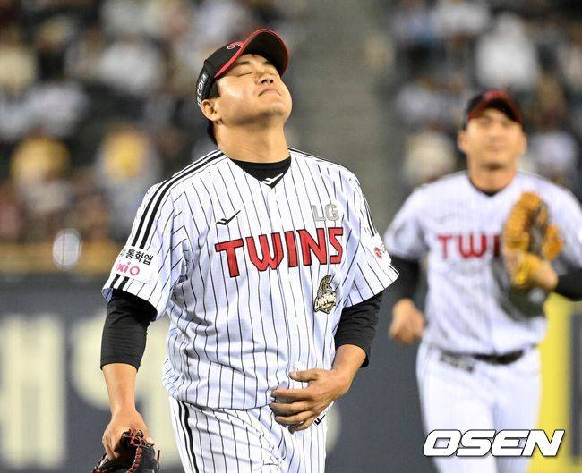 [OSEN=잠실, 이대선 기자] 16일 서울 잠실야구장에서 2026 신한 SOL KBO리그 LG 트윈스와 롯데 자이언츠의 경기가 열렸다.이날 LG는 치리노스, 롯데는 로드리게스를 선발로 내세웠다.6회초 수비를 마친 LG 장현식이 더그아웃으로 가며 아쉬워하고 있다. 2026.04.16 /sunday@osen.co.kr