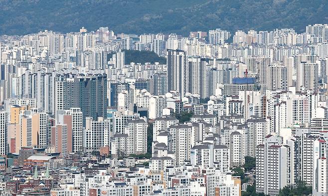 서울 남산에서 바라본 서울 시내 아파트 단지의 모습. 뉴스1