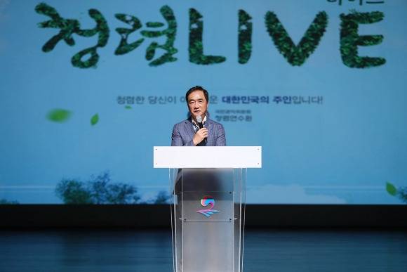 정장선 평택시장이 직원들을 대상으로&nbsp;강연하고 있다. 평택시 제공&nbsp;&nbsp;