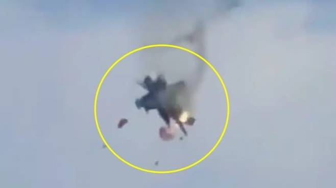 지난 17일(현지시간) EA-18G 두 대가 서로 근접 비행하다 공중에서 그대로 충돌했다. 영상 캡처