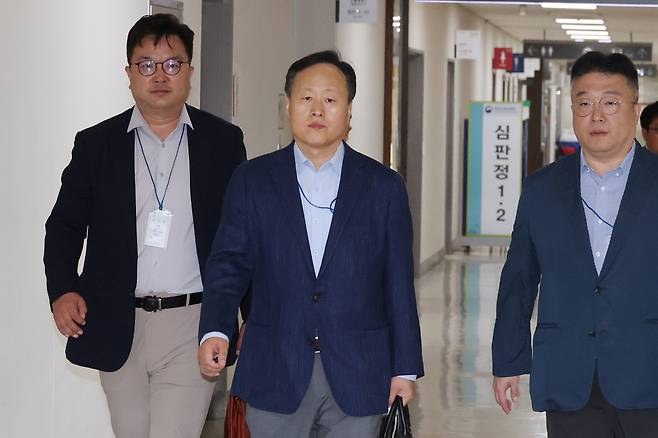 삼성전자 사측 대표교섭위원인 여명구(가운데) 반도체(DS) 부문 피플팀장(부사장)과 김형로(왼쪽) 부사장이 18일 정부세종청사 중앙노동위원회에서 열리는 2차 사후조정 회의에 참석하고 있다. 삼성전자 사측은 노조의 요구를 수용해 사측 대표교섭위원을 기존 김형로 부사장에서 여명구 팀장으로 교체했다. 정부가 긴급조정권 발동 가능성까지 시사한 가운데 열리는 이번 2차 사후조정은 총파업 예고일을 사흘 앞두고 마지막 교섭이 될 전망이다. 연합뉴스