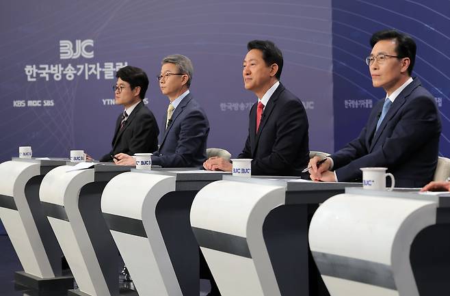 오세훈(왼쪽 세 번째) 국민의힘 서울시장 후보가 11일 경기 고양시 MBN미디어센터에서 열리는 한국방송기자클럽 초청 토론회에 앞서 리허설을 하고 있다. 연합뉴스