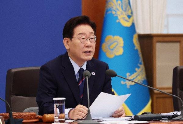 이재명 대통령은 5월 12일 청와대에서 열린 제21회 국무회의에서 2002~2006년 ‘카드대란’ 당시 발생한 빚을 아직도 갚는 사람이 있다는 것을 언급하며 ‘배드뱅크 상록수’의 장기 연체 채권추심 문제를 지적했다. 청와대사진기자단