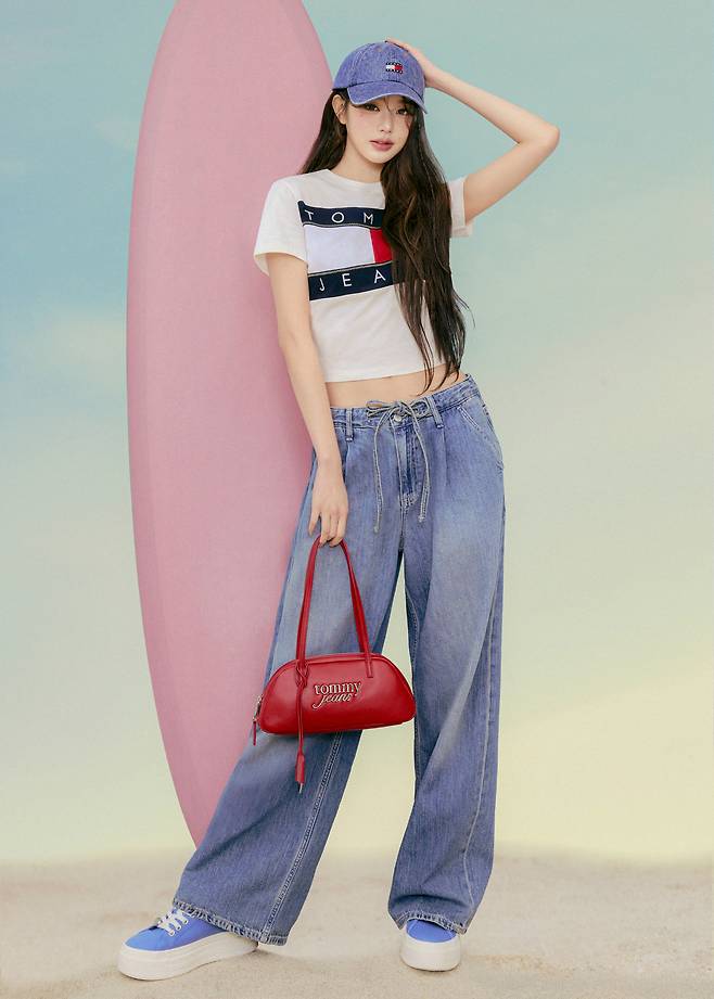 화보 촬영을 하고 있는 아이브 멤버 장원영. 타미 진스 제공