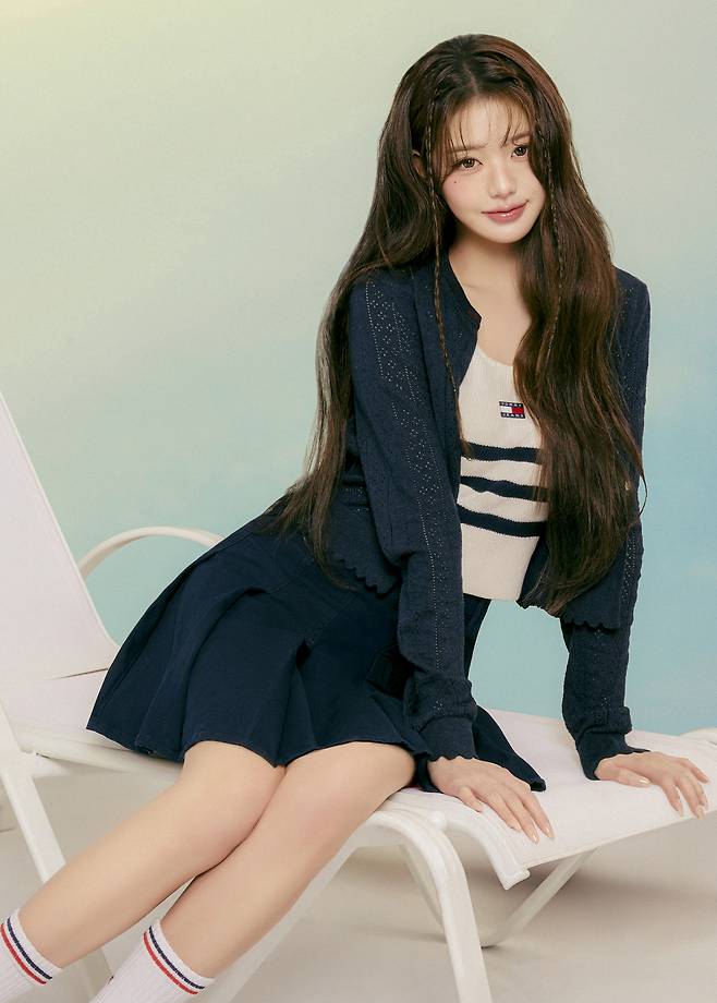 화보 촬영을 하고 있는 아이브 멤버 장원영. 타미 진스 제공